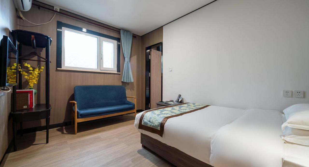 בייג'ינג East Sacred Hotel ᴸᴱo---Foreign Accept---Tourism Service English-Speaking 丨 Near Tiananmen Forbidden City丨very Close To Metro Zhangzizhong And Beixinqiao 丨european Foot Ball English丨free Advance Tickets And Laundry Drying Service Coffee Snacks מראה חיצוני תמונה