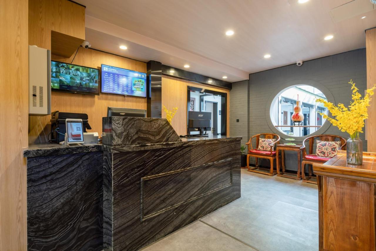 בייג'ינג East Sacred Hotel ᴸᴱo---Foreign Accept---Tourism Service English-Speaking 丨 Near Tiananmen Forbidden City丨very Close To Metro Zhangzizhong And Beixinqiao 丨european Foot Ball English丨free Advance Tickets And Laundry Drying Service Coffee Snacks מראה חיצוני תמונה