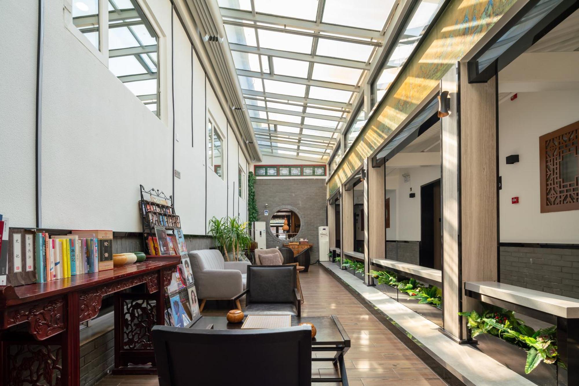 בייג'ינג East Sacred Hotel ᴸᴱo---Foreign Accept---Tourism Service English-Speaking 丨 Near Tiananmen Forbidden City丨very Close To Metro Zhangzizhong And Beixinqiao 丨european Foot Ball English丨free Advance Tickets And Laundry Drying Service Coffee Snacks מראה חיצוני תמונה