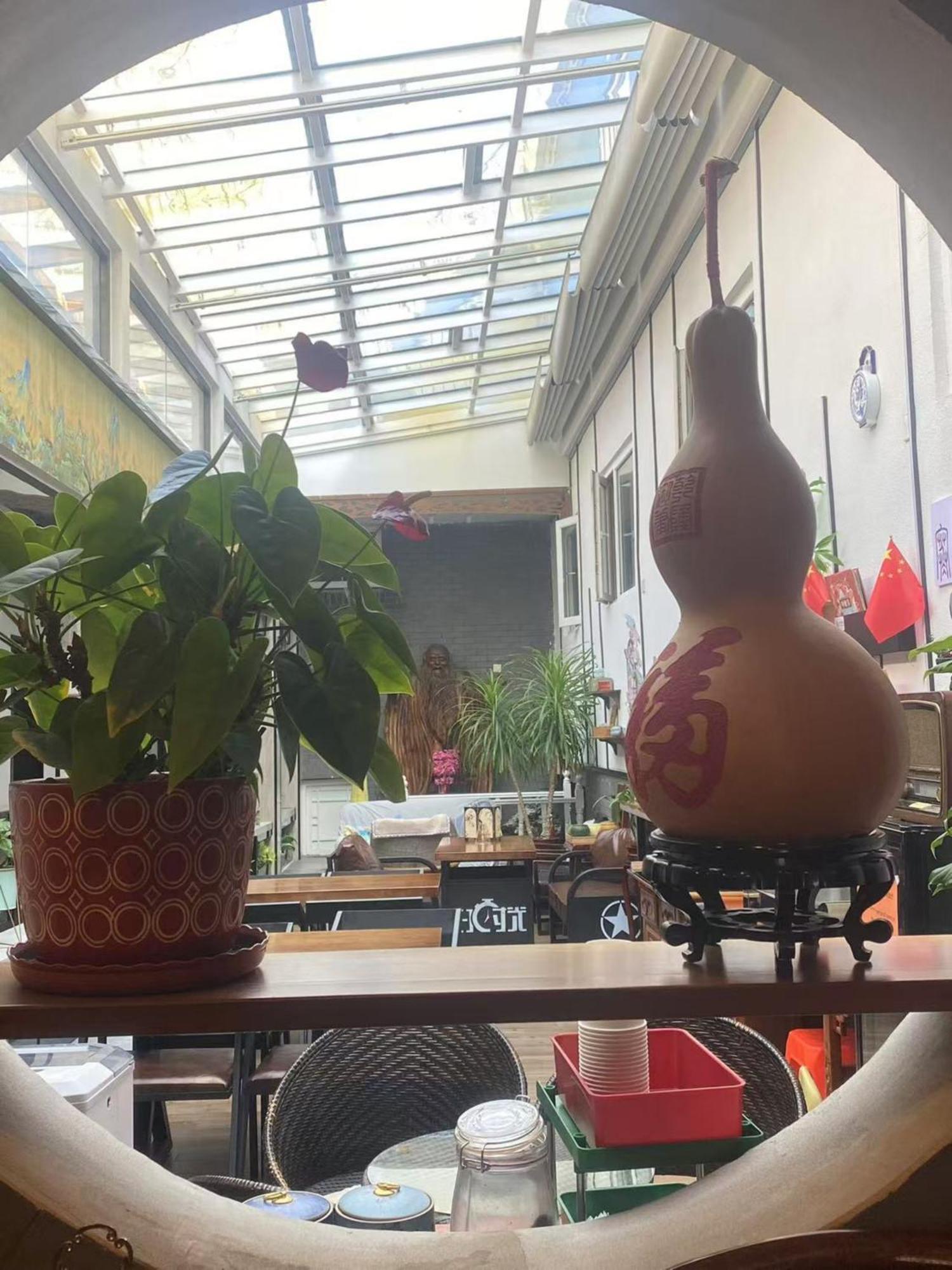 בייג'ינג East Sacred Hotel ᴸᴱo---Foreign Accept---Tourism Service English-Speaking 丨 Near Tiananmen Forbidden City丨very Close To Metro Zhangzizhong And Beixinqiao 丨european Foot Ball English丨free Advance Tickets And Laundry Drying Service Coffee Snacks מראה חיצוני תמונה
